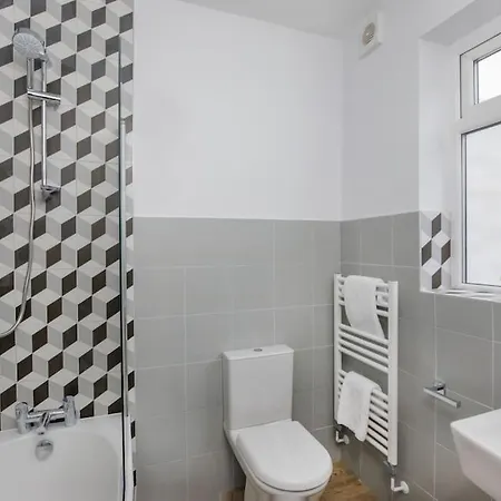 The Milton - Stylish Terraced *